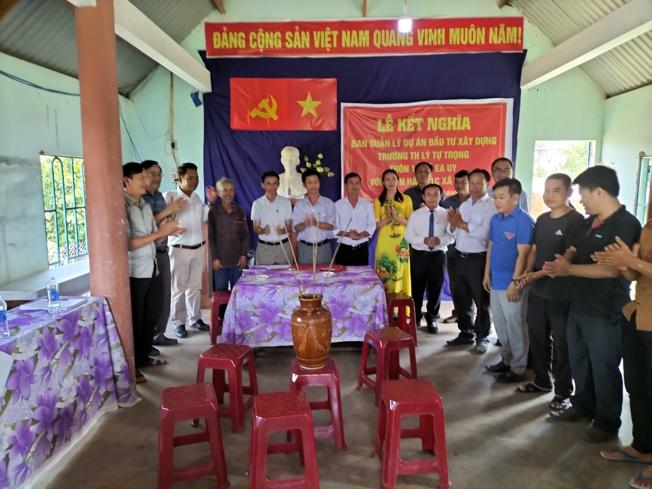 Thực Hiện Công Tác Kết Nghĩa Với Các Buôn Đồng Bào Dân Tộc Thiếu Số Trên Địa Bàn Xã Ea Uy huyện Krông Pắc